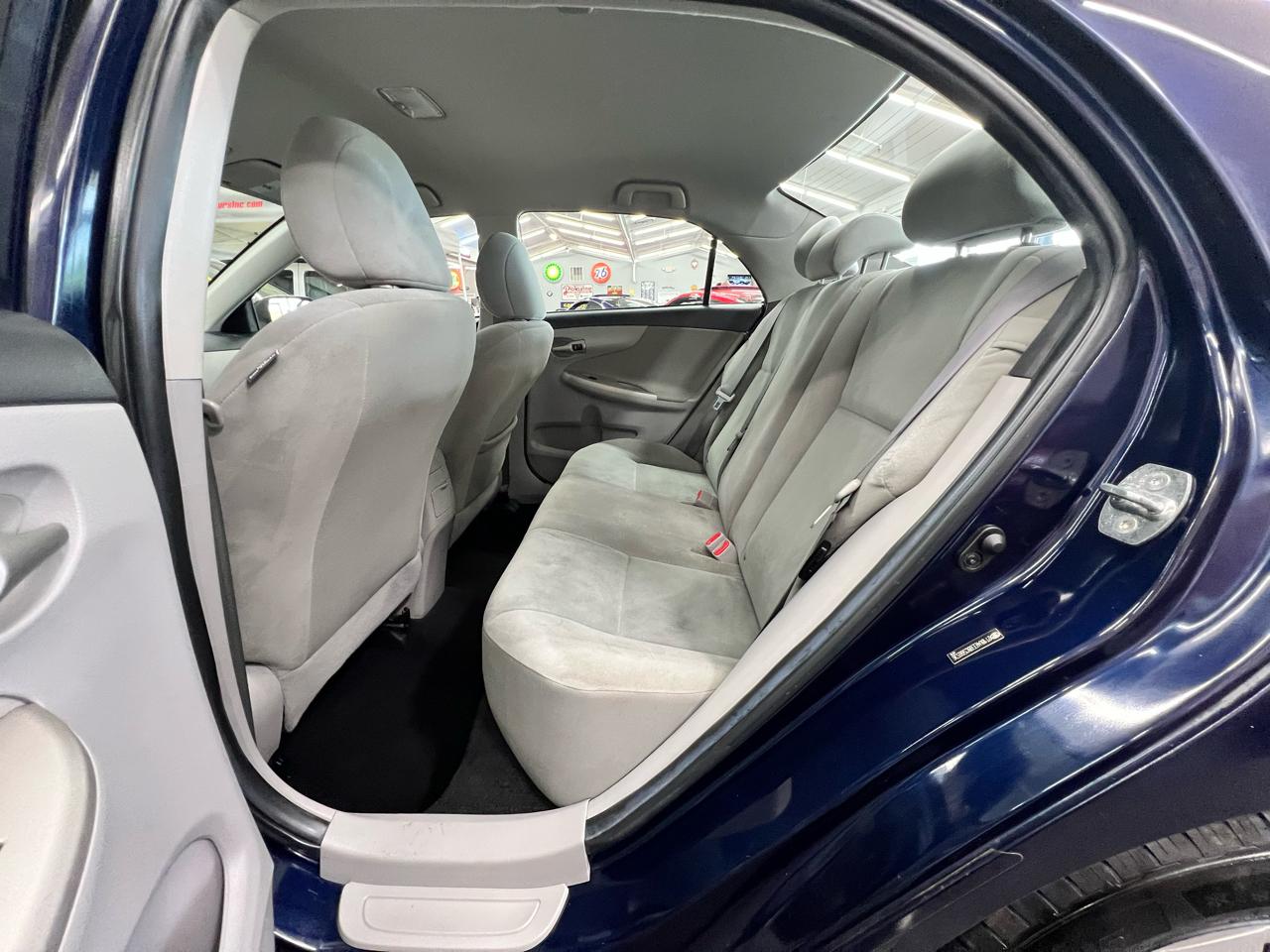 Toyota Corolla 4dr Sdn Auto LE (Natl) 2011