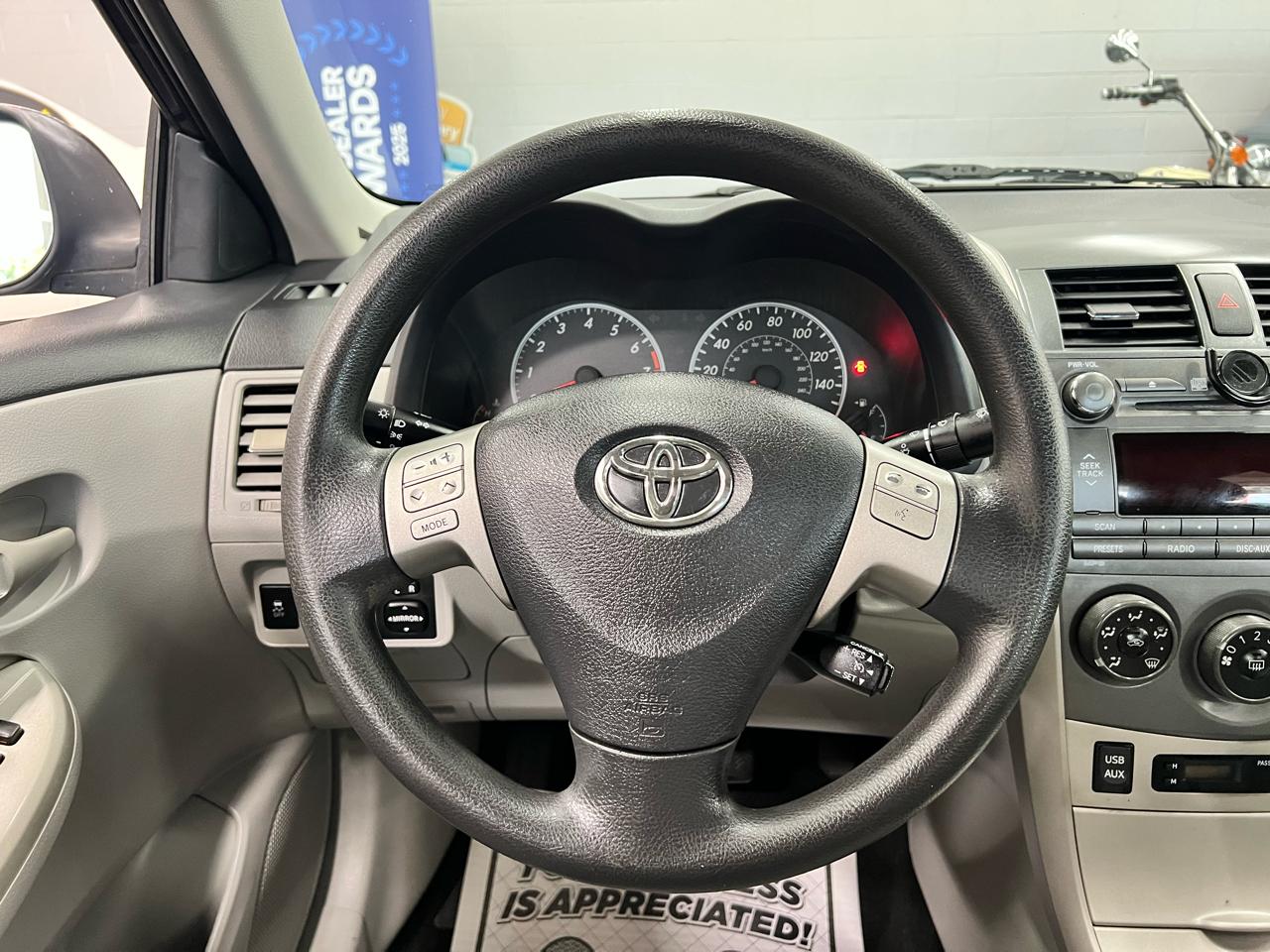 Toyota Corolla 4dr Sdn Auto LE (Natl) 2011