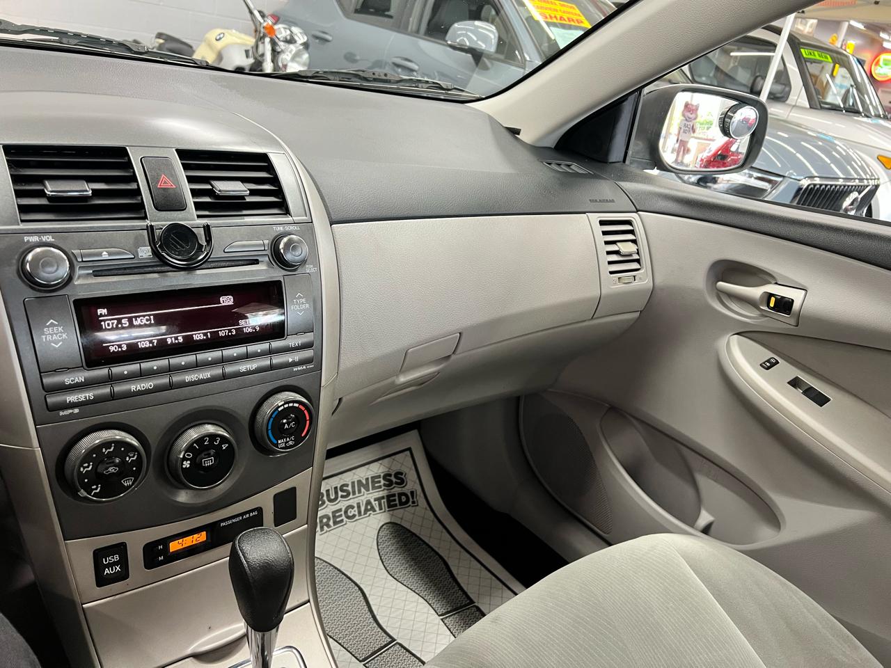 Toyota Corolla 4dr Sdn Auto LE (Natl) 2011