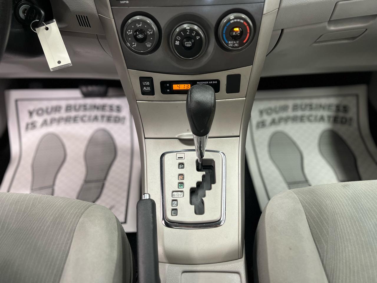 Toyota Corolla 4dr Sdn Auto LE (Natl) 2011
