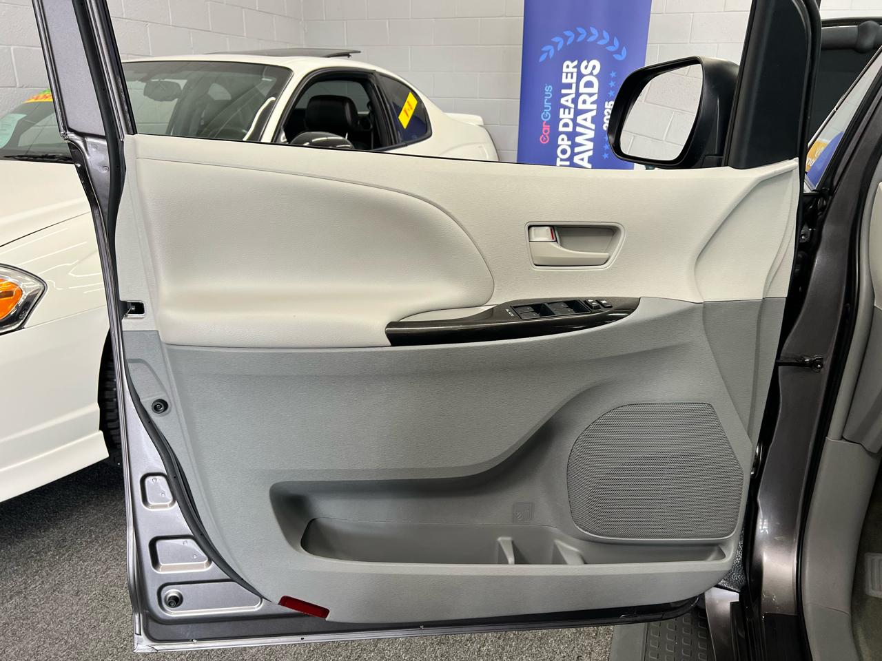 Toyota Sienna LE 2012