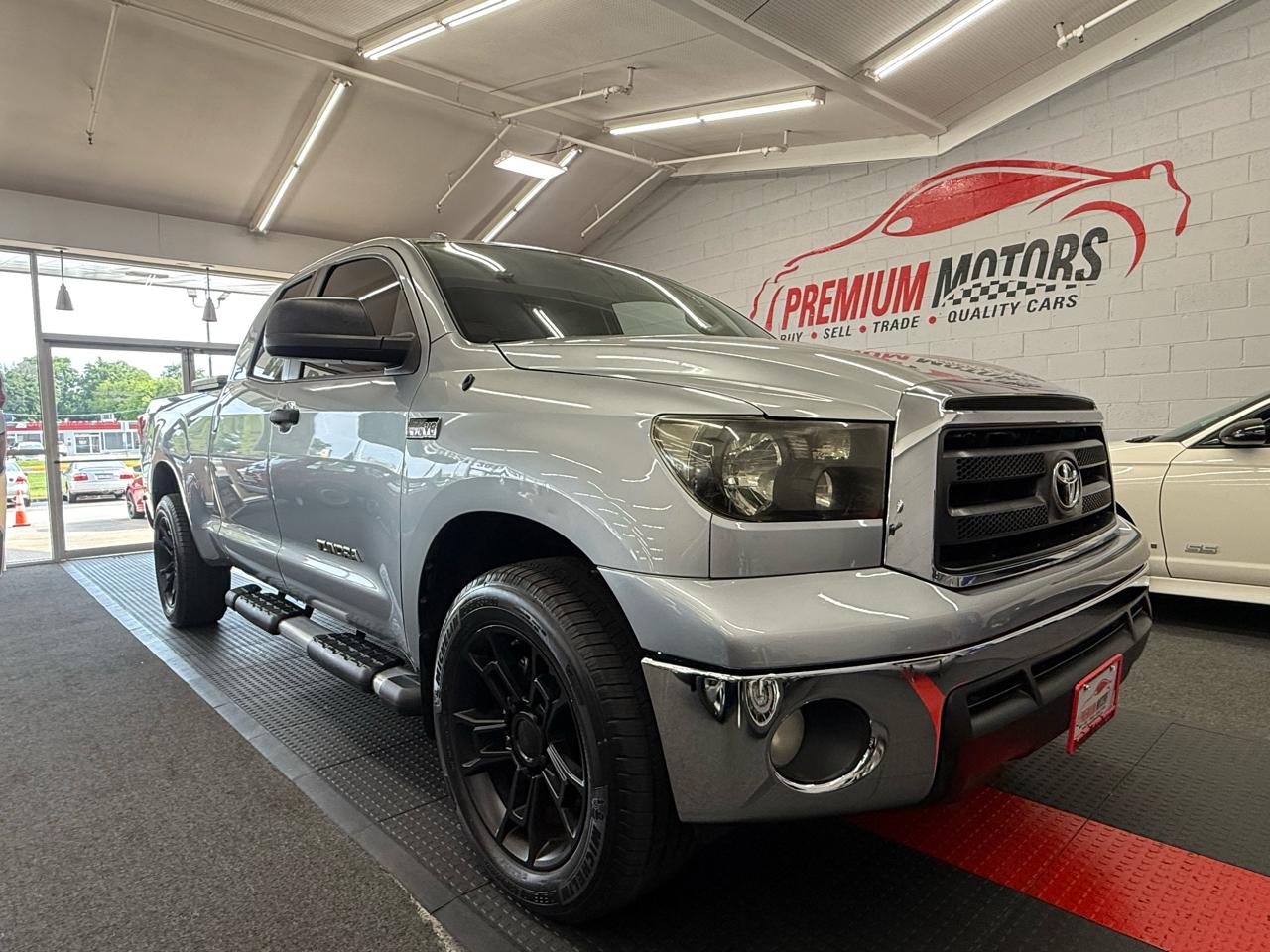 Toyota Tundra Base Double Cab 5.7L 2WD 2011