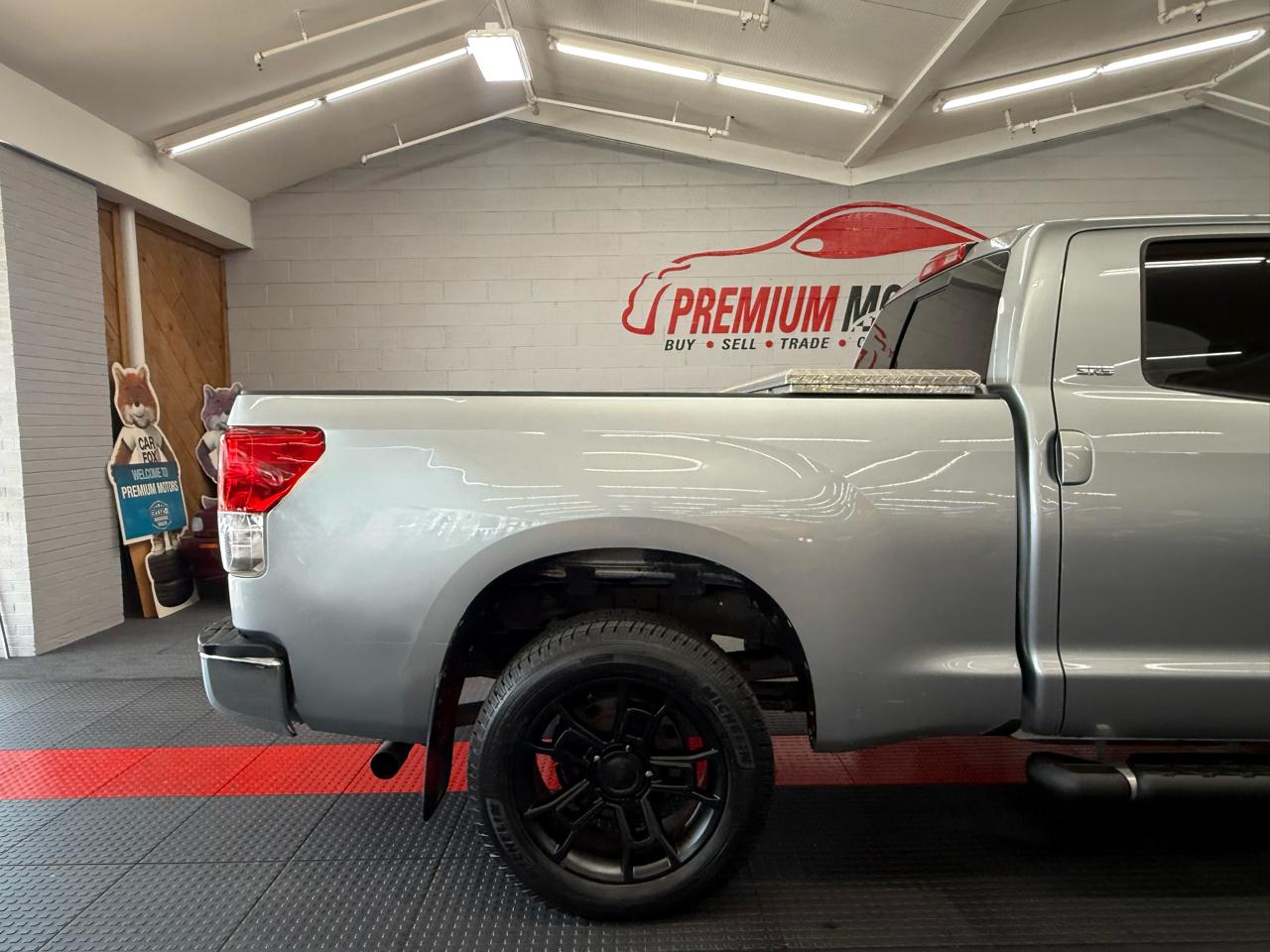 Toyota Tundra Base Double Cab 5.7L 2WD 2011