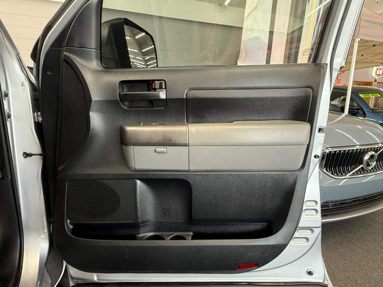 Toyota Tundra Base Double Cab 5.7L 2WD 2011