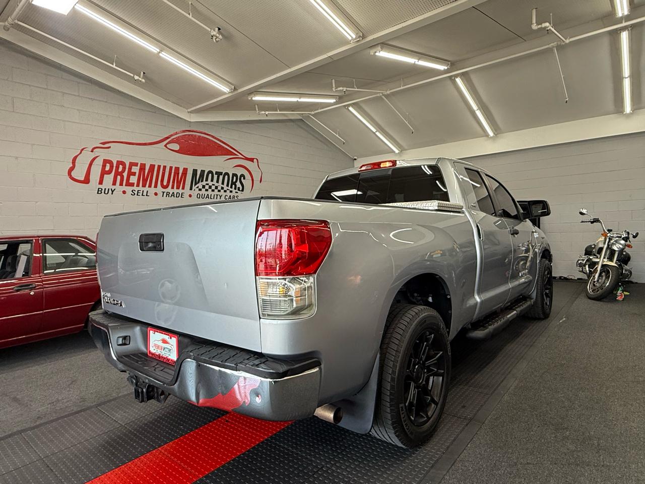 Toyota Tundra Base Double Cab 5.7L 2WD 2011