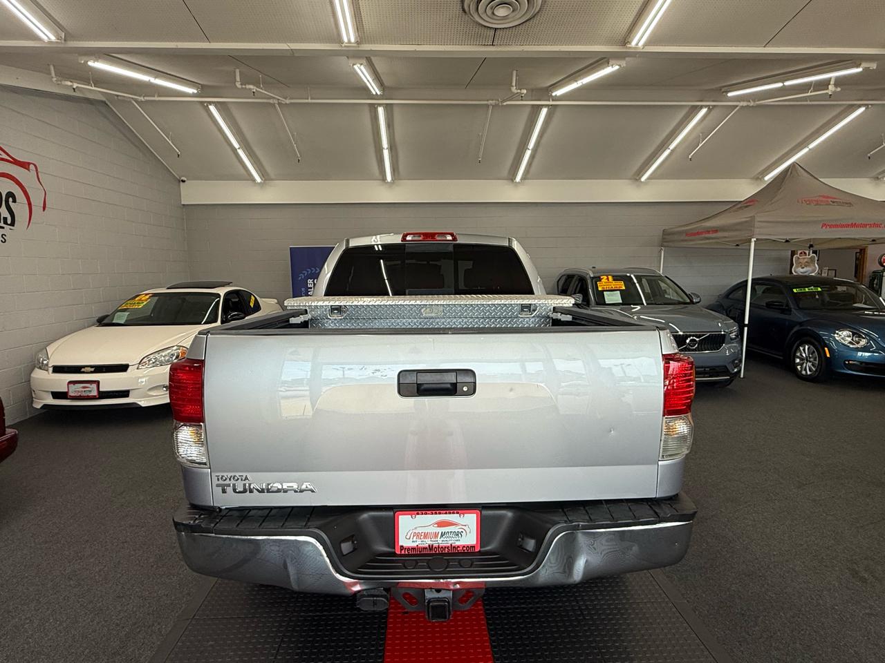 Toyota Tundra Base Double Cab 5.7L 2WD 2011