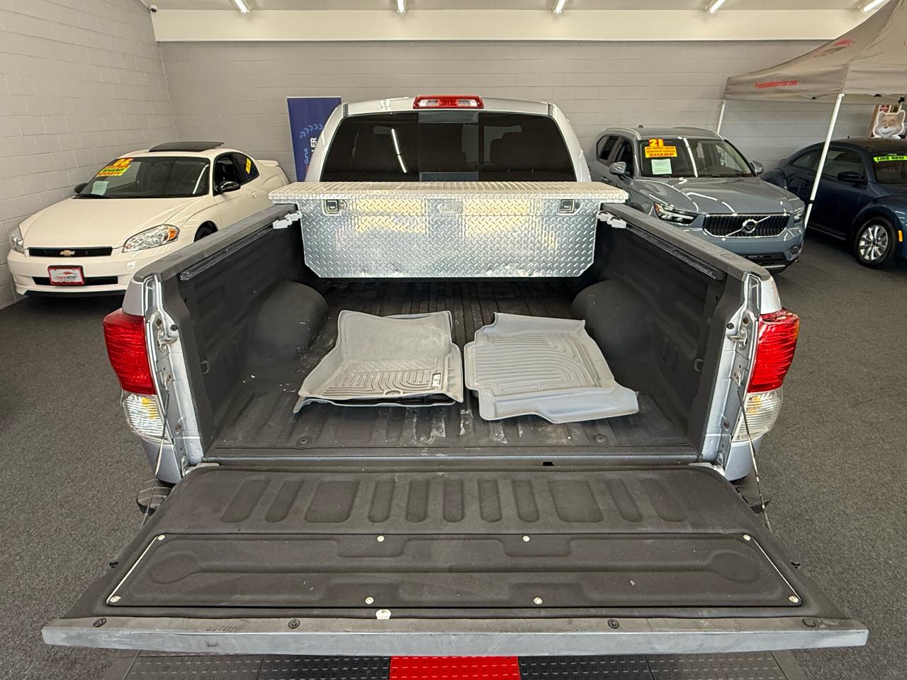 Toyota Tundra Base Double Cab 5.7L 2WD 2011