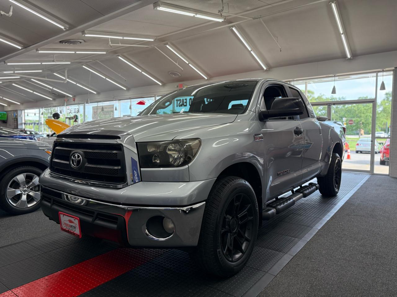 Toyota Tundra Base Double Cab 5.7L 2WD 2011