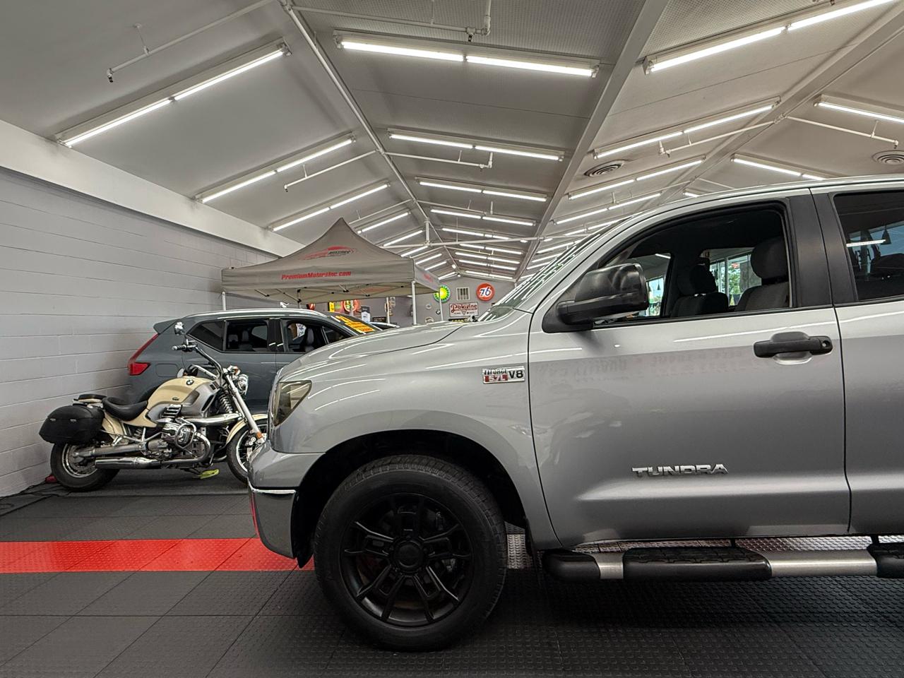 Toyota Tundra Base Double Cab 5.7L 2WD 2011