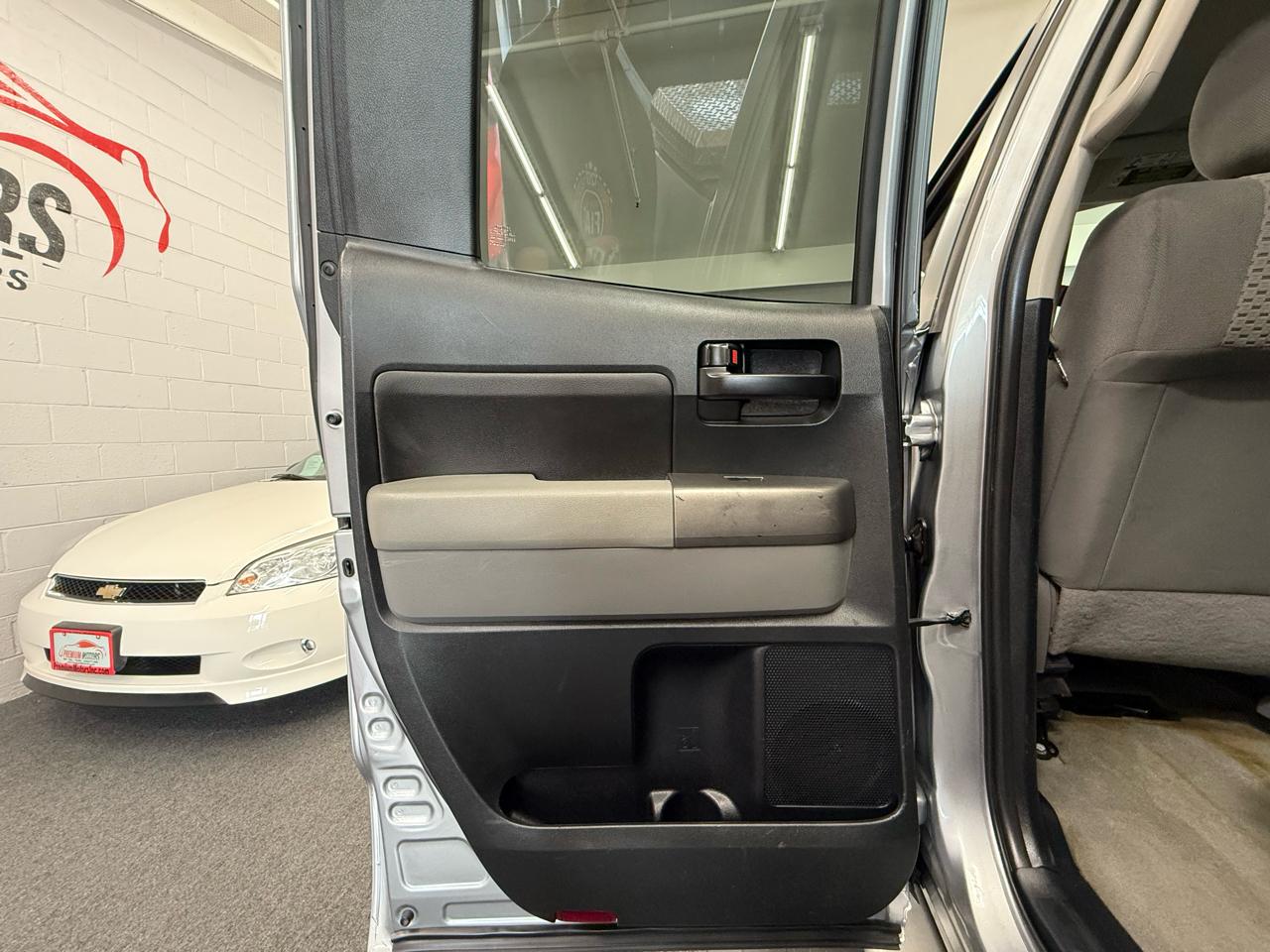 Toyota Tundra Base Double Cab 5.7L 2WD 2011