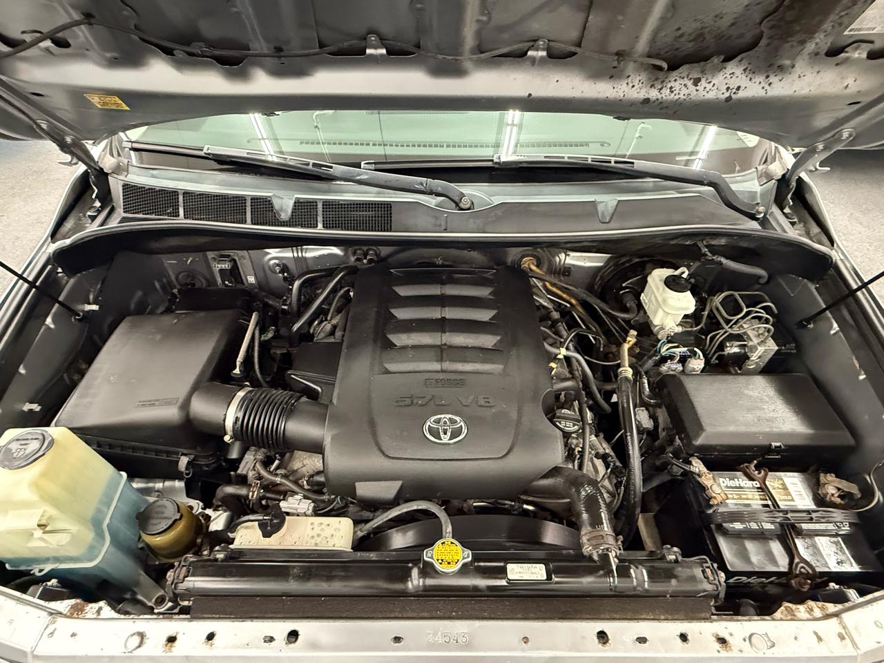Toyota Tundra Base Double Cab 5.7L 2WD 2011