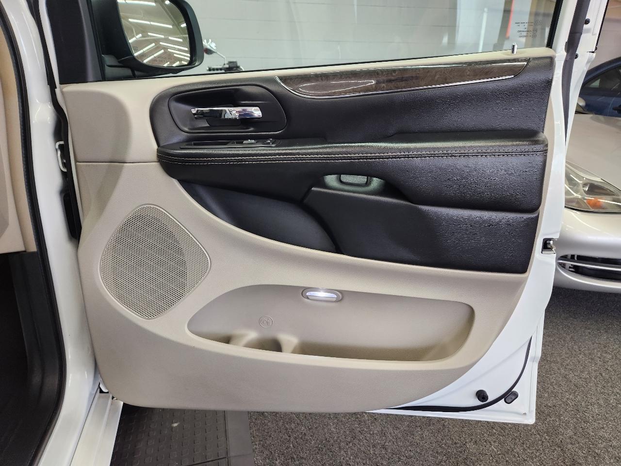 Chrysler Town & Country Touring 2016