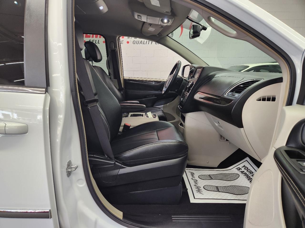 Chrysler Town & Country Touring 2016