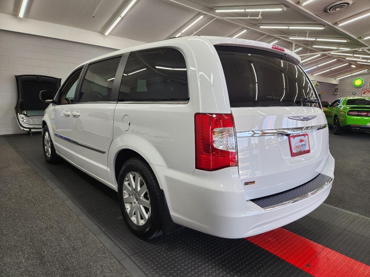 Chrysler Town & Country Touring 2016