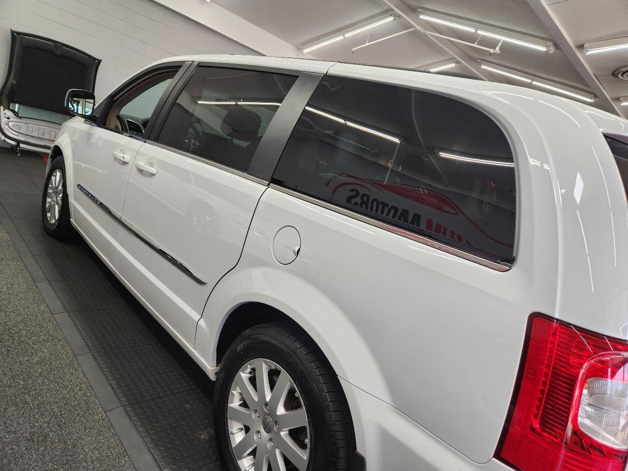 Chrysler Town & Country Touring 2016