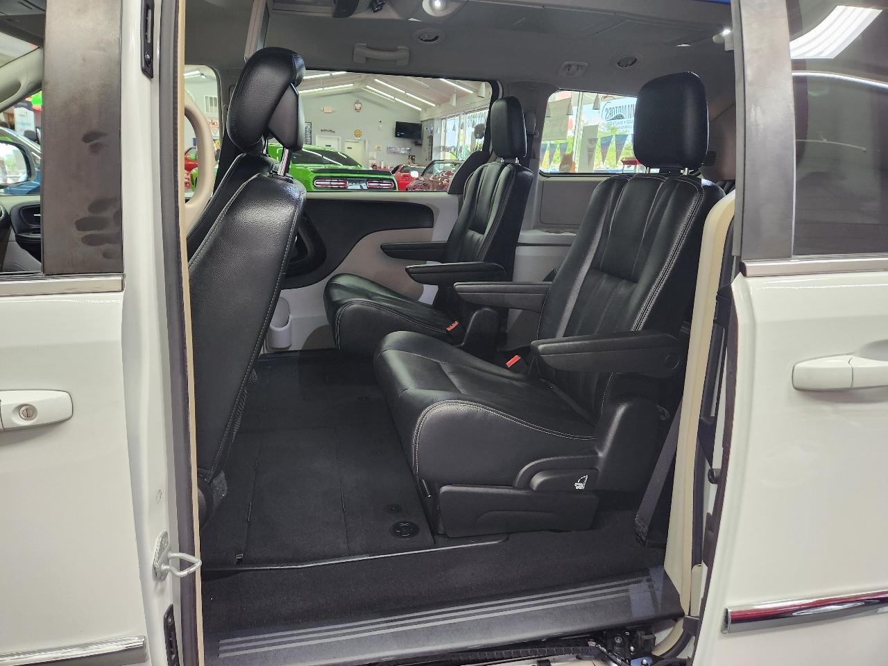 Chrysler Town & Country Touring 2016