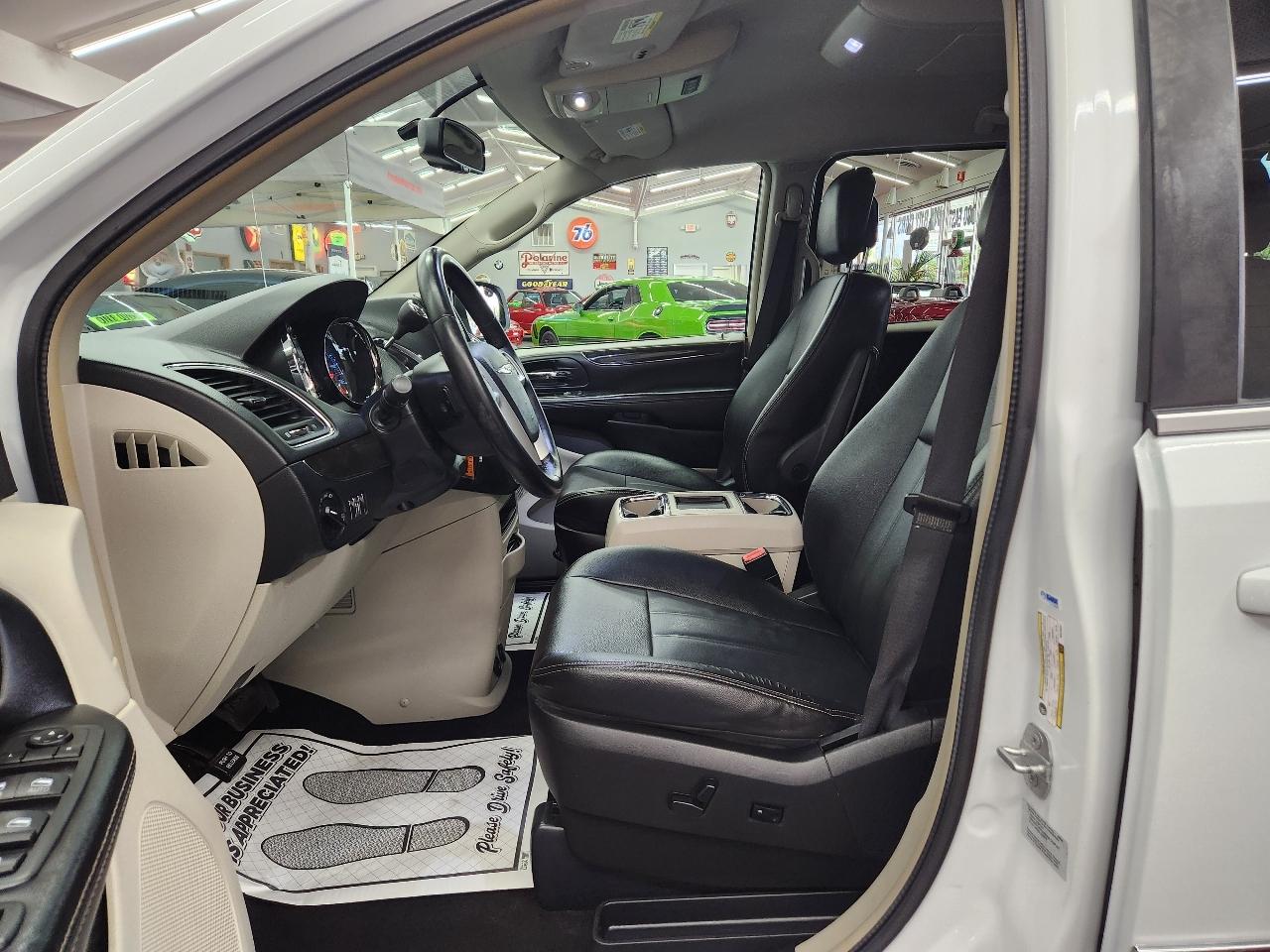 Chrysler Town & Country Touring 2016