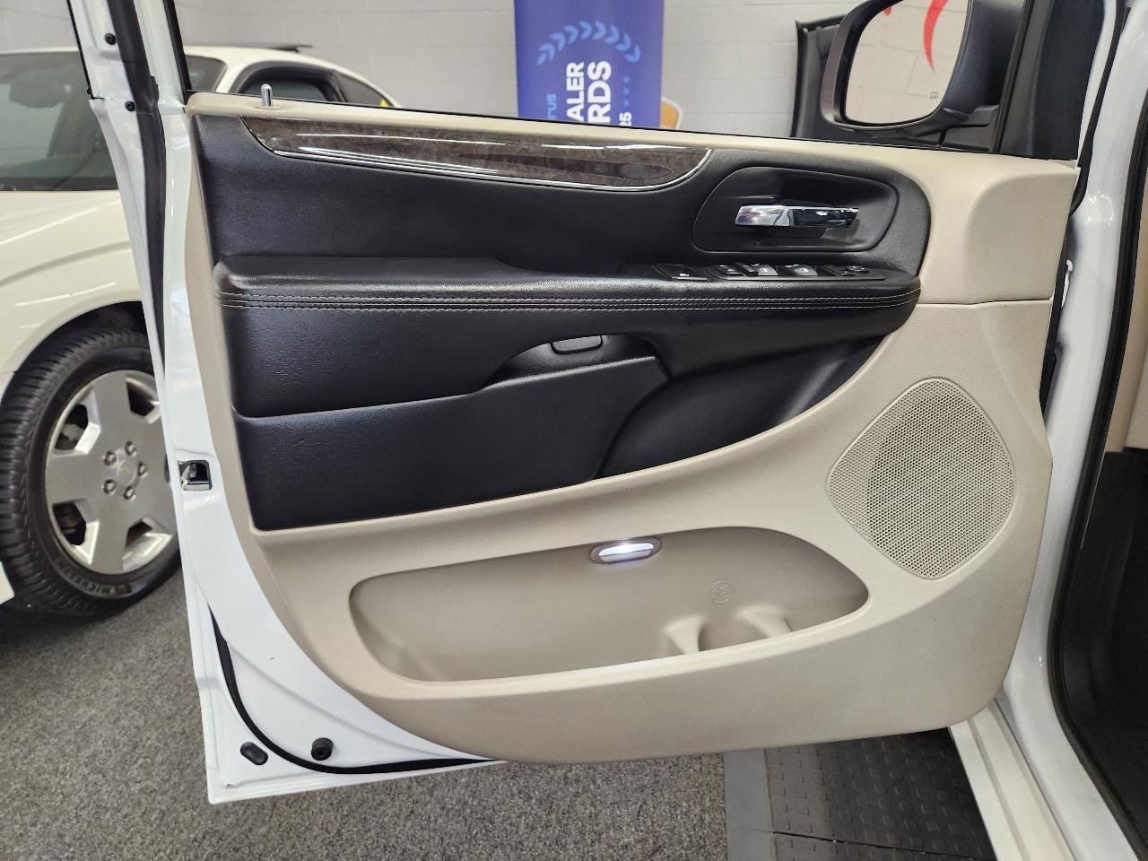 Chrysler Town & Country Touring 2016