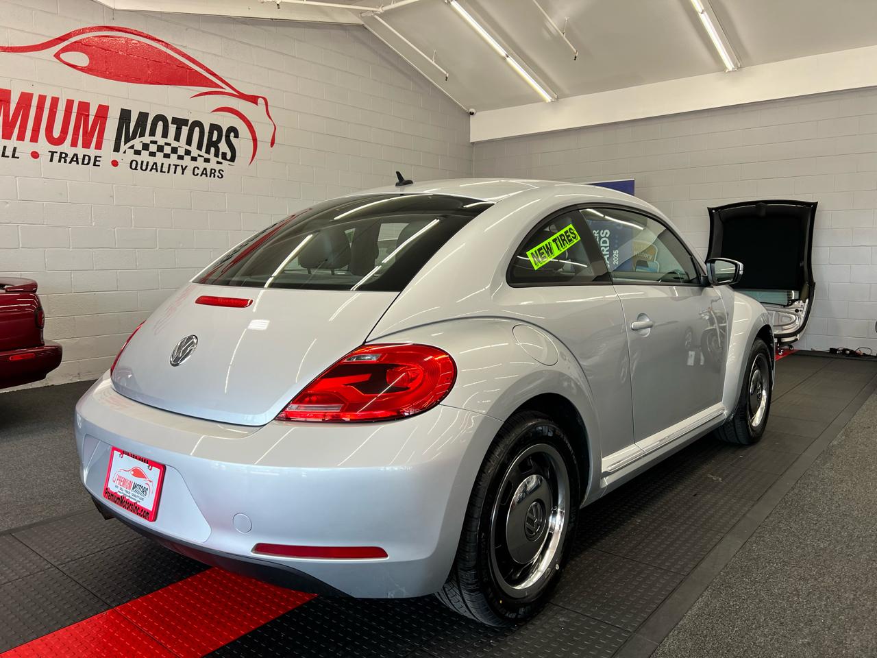 Volkswagen Beetle 2dr Cpe Auto 2.5L PZEV 2012
