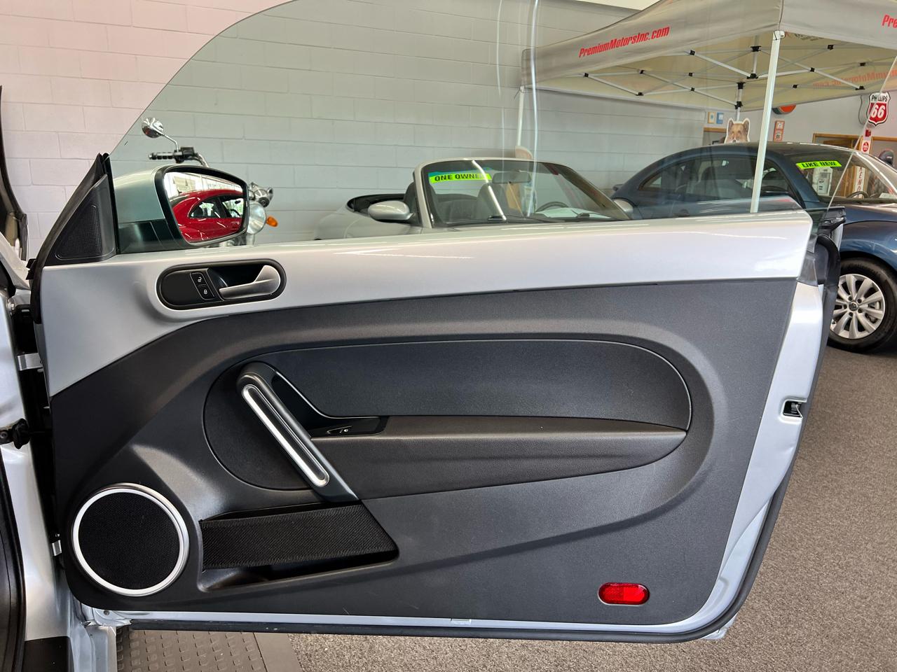 Volkswagen Beetle 2dr Cpe Auto 2.5L PZEV 2012