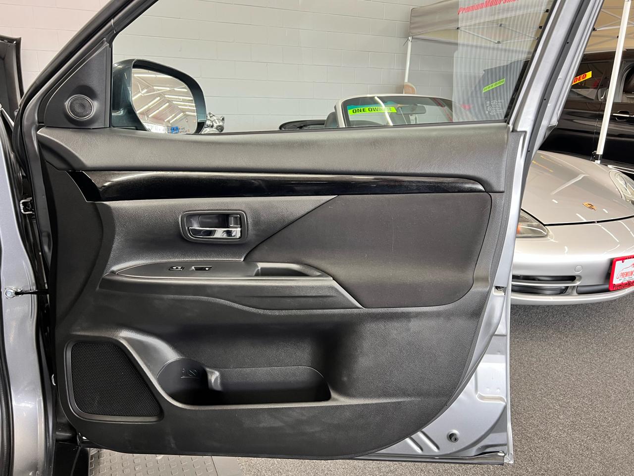 Mitsubishi Outlander  2020