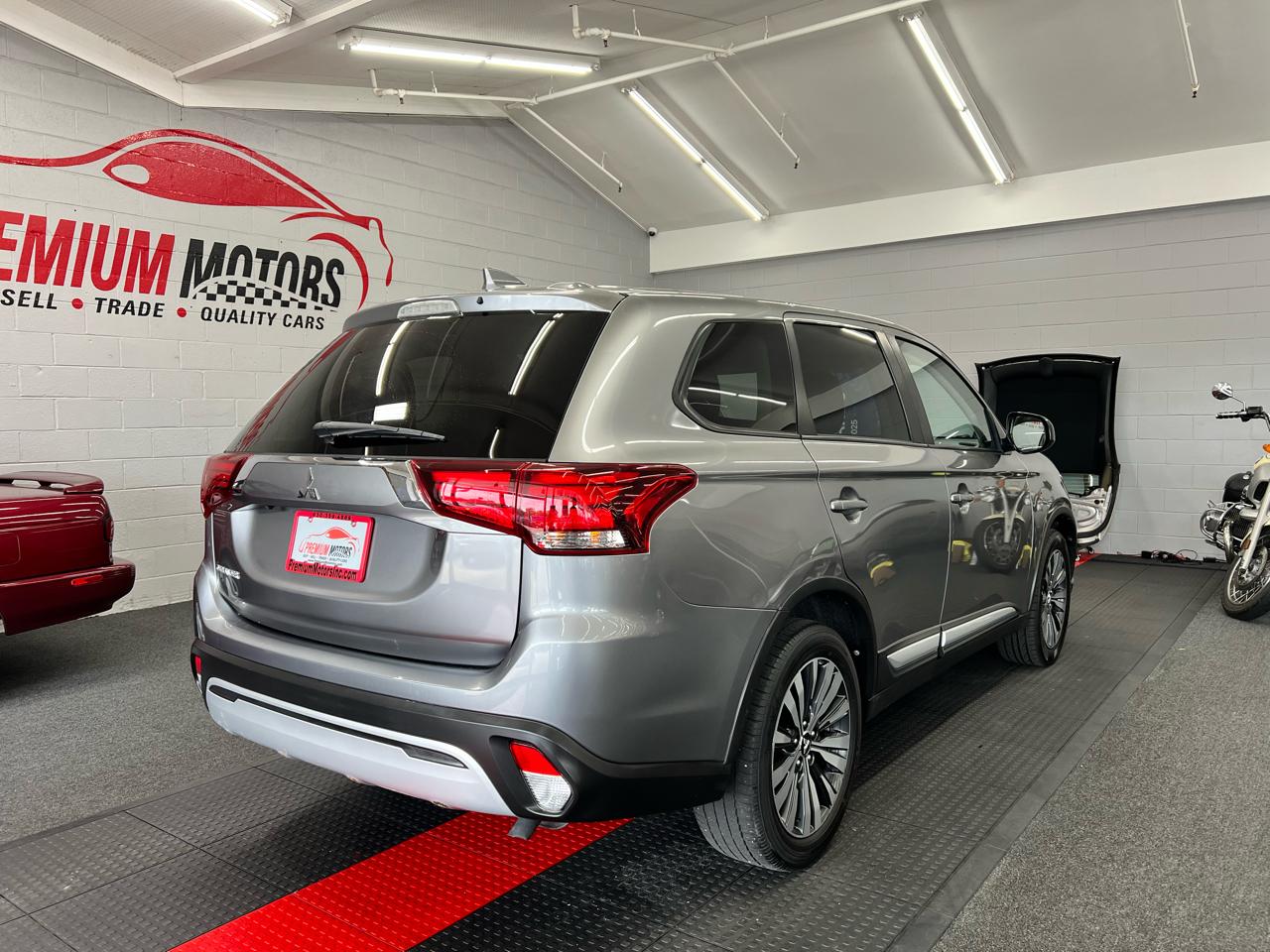 Mitsubishi Outlander  2020