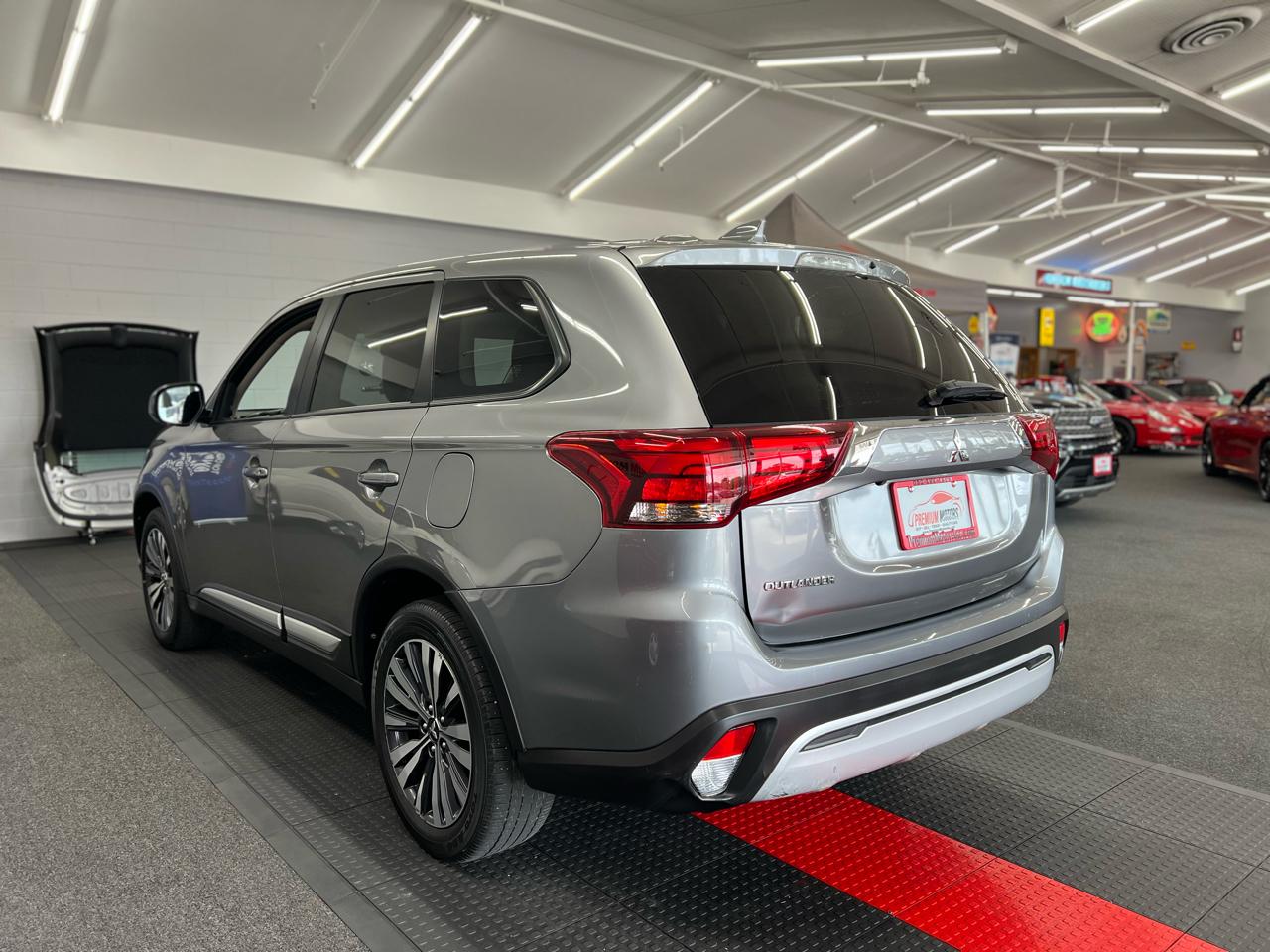 Mitsubishi Outlander  2020
