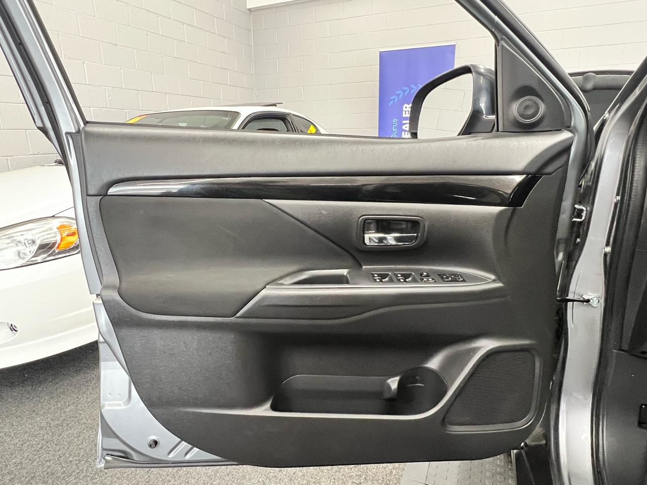 Mitsubishi Outlander  2020