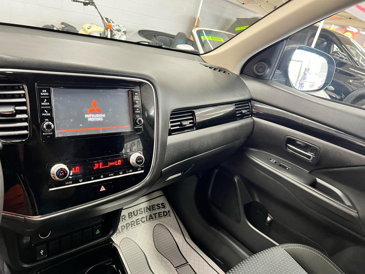 Mitsubishi Outlander  2020