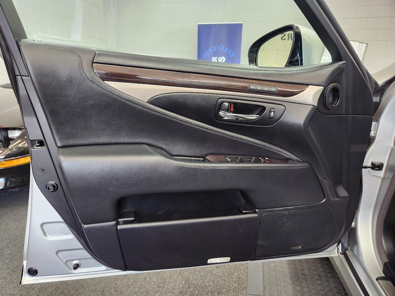 Lexus LS 460  2013