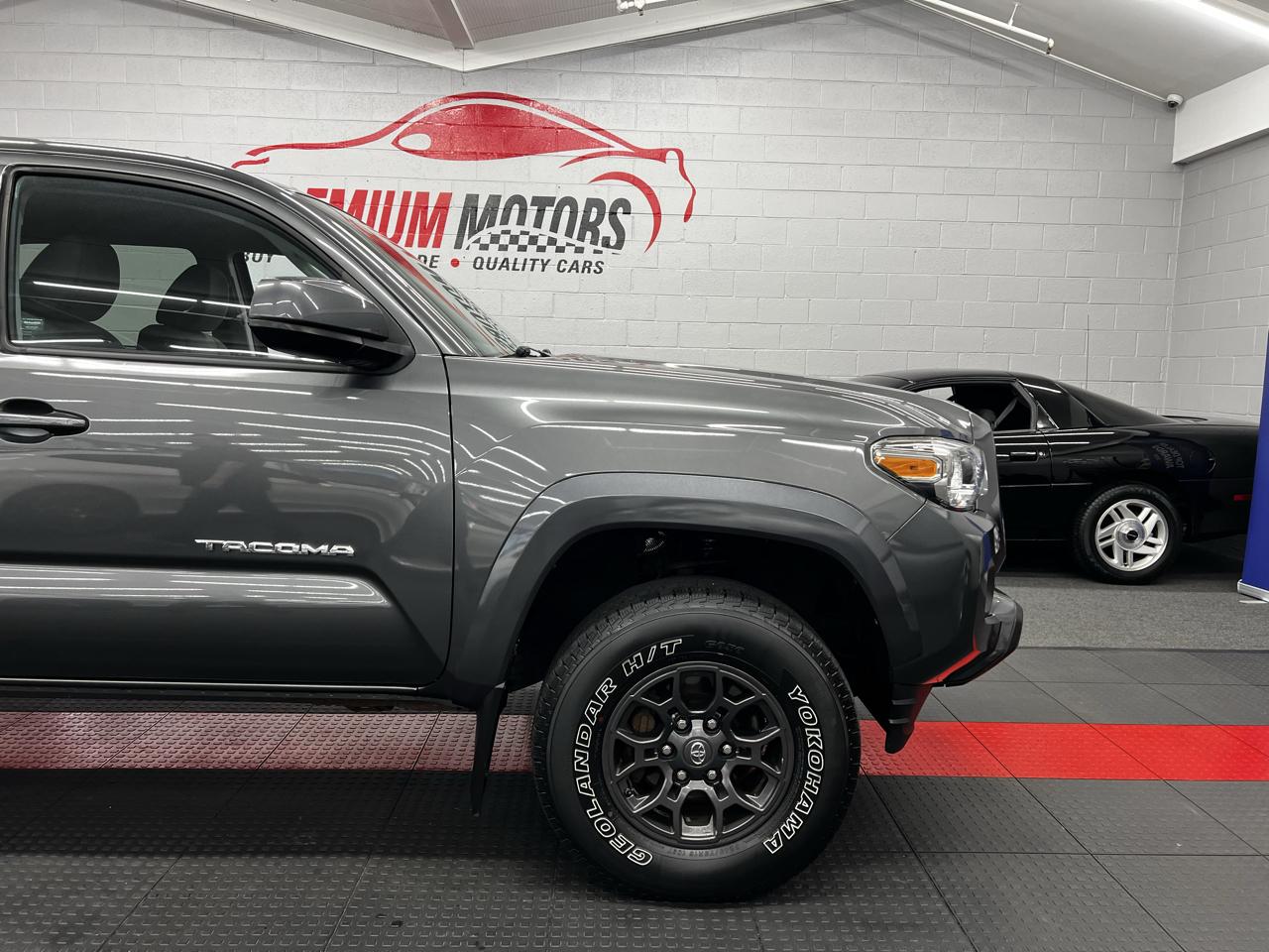 Toyota Tacoma 4WD Double Cab LB V6 AT TRD Sport (Natl) 2017