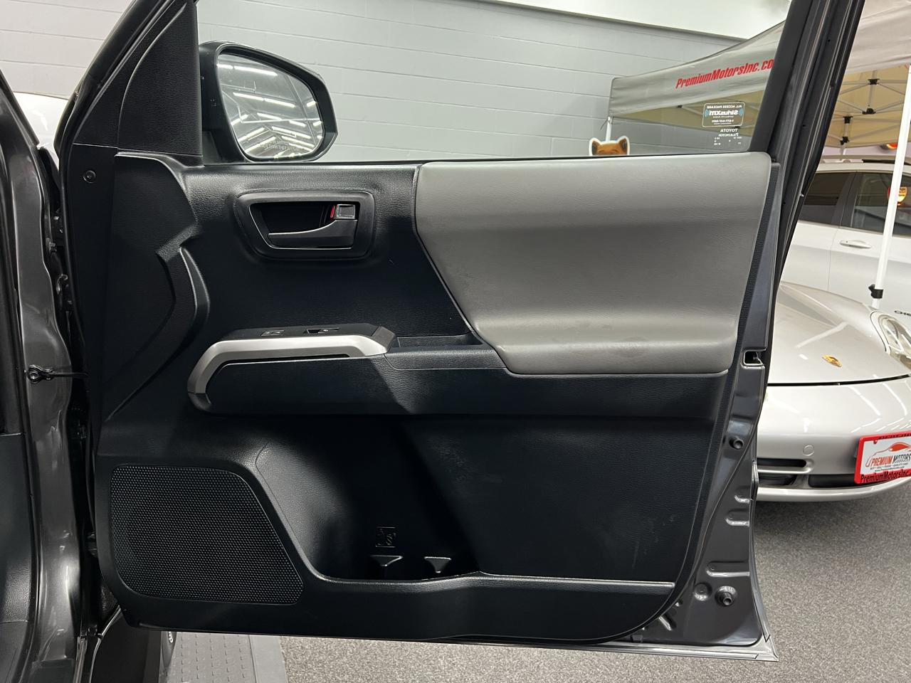 Toyota Tacoma 4WD Double Cab LB V6 AT TRD Sport (Natl) 2017