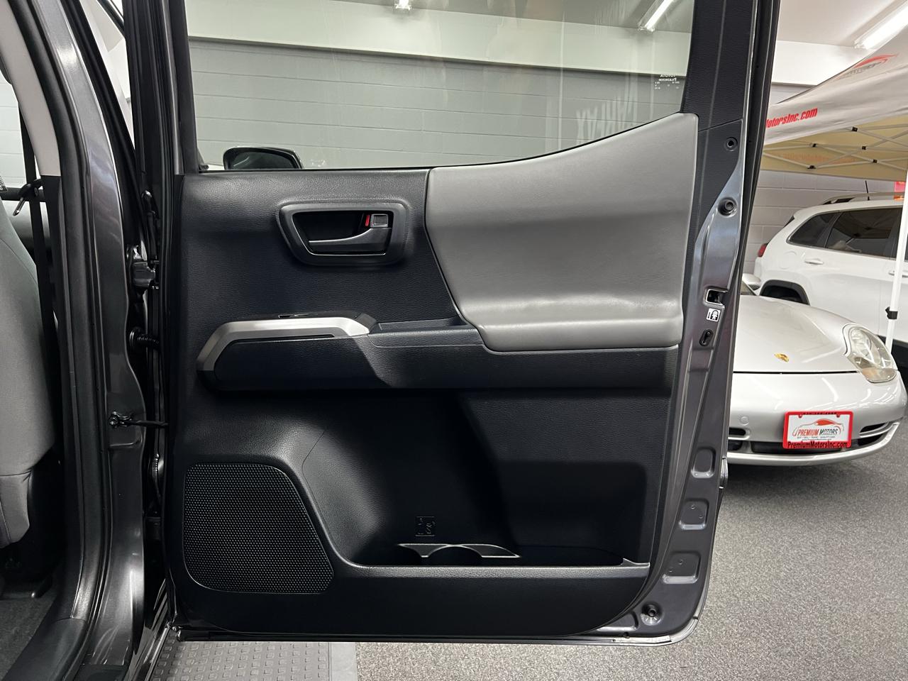Toyota Tacoma 4WD Double Cab LB V6 AT TRD Sport (Natl) 2017