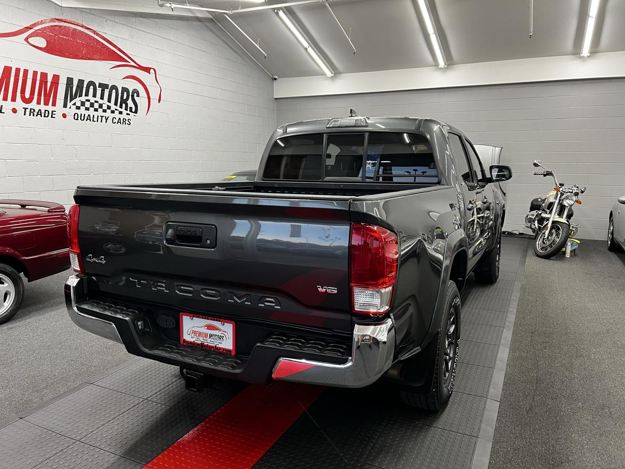 Toyota Tacoma 4WD Double Cab LB V6 AT TRD Sport (Natl) 2017