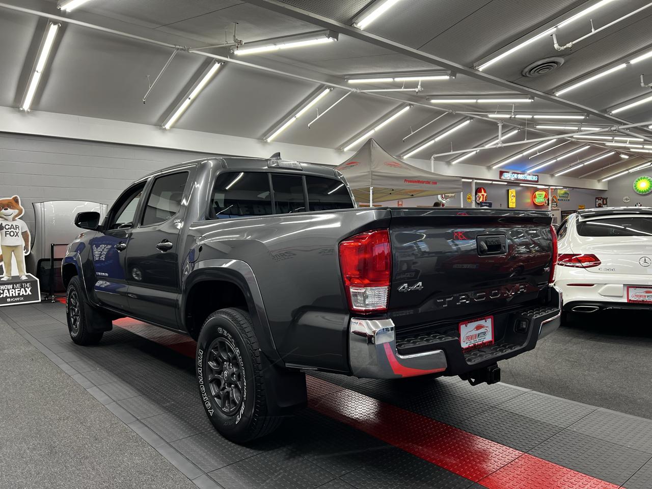 Toyota Tacoma 4WD Double Cab LB V6 AT TRD Sport (Natl) 2017