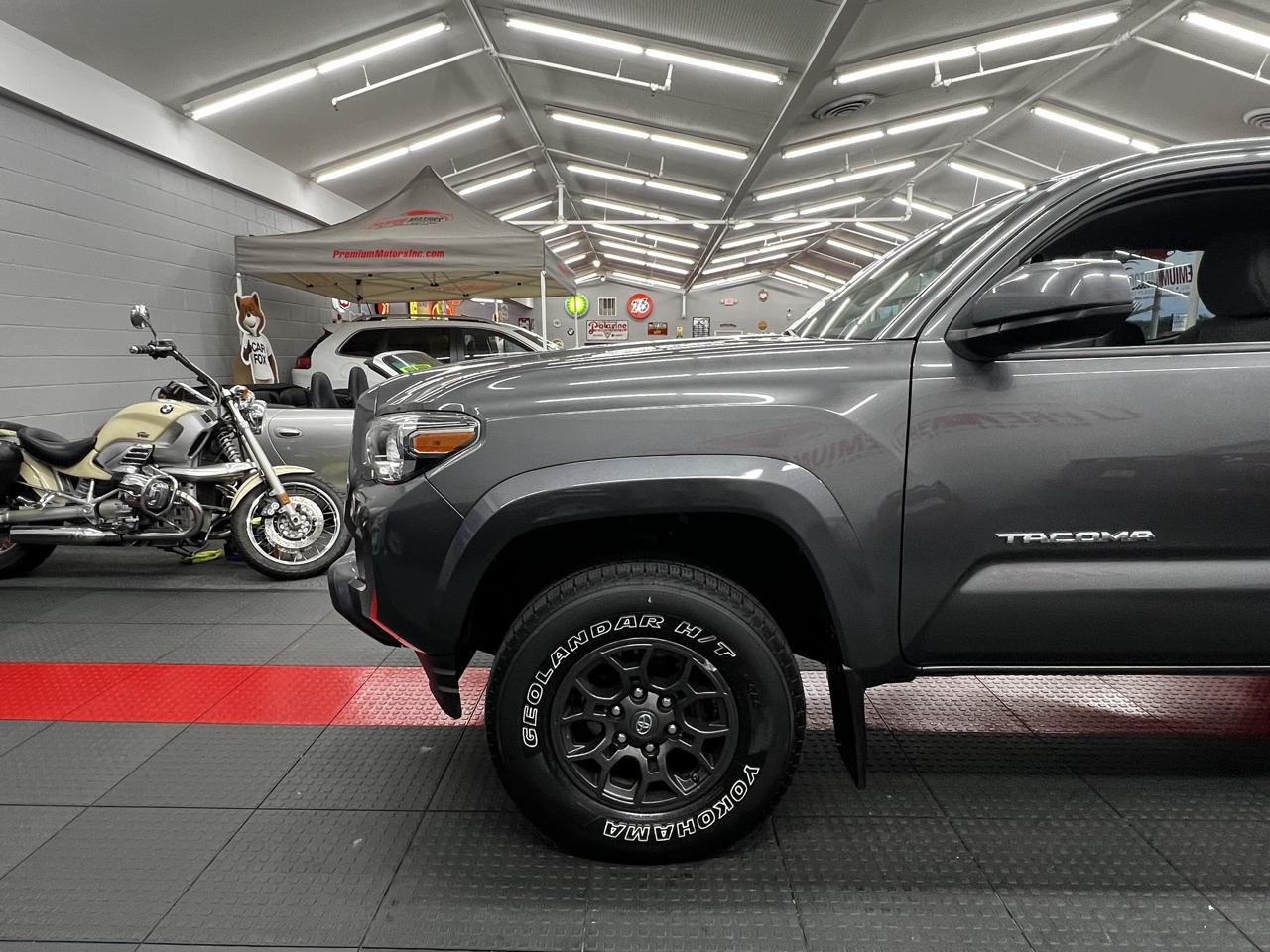 Toyota Tacoma 4WD Double Cab LB V6 AT TRD Sport (Natl) 2017