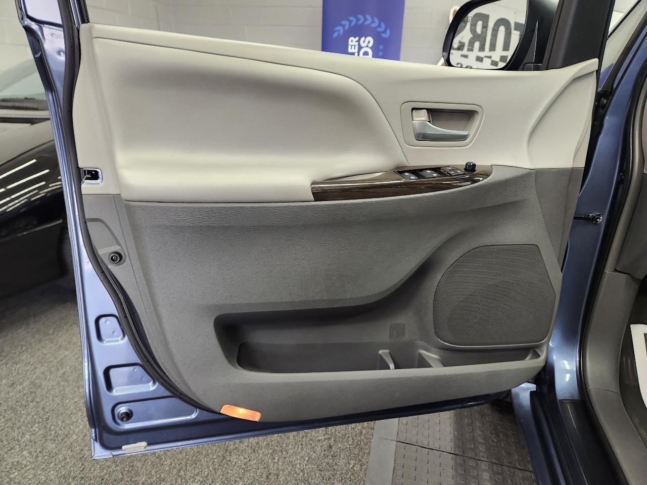 Toyota Sienna XLE 2015