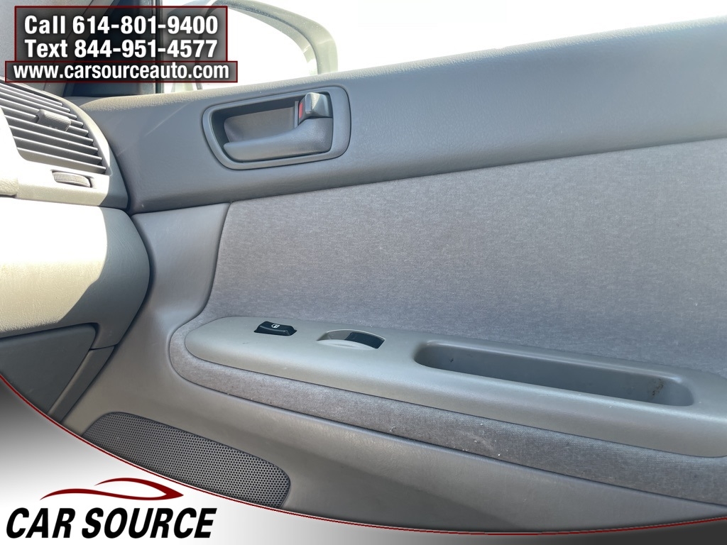 2004 Toyota Camry LE photo 19