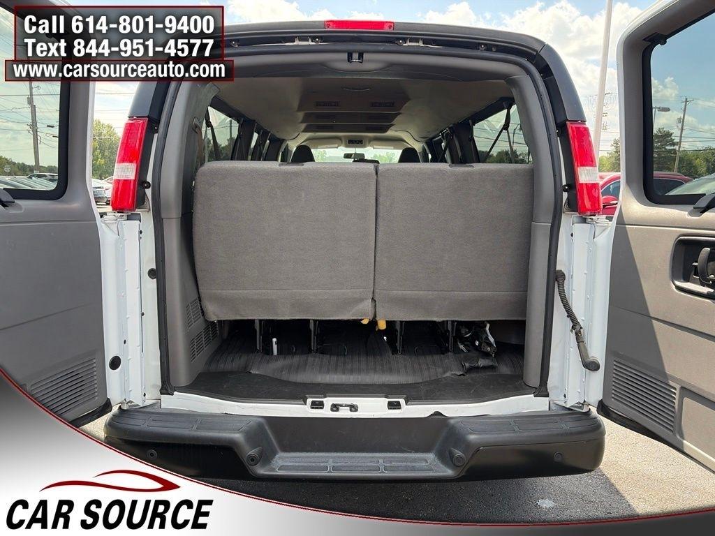 GMC Savana Passenger  2023