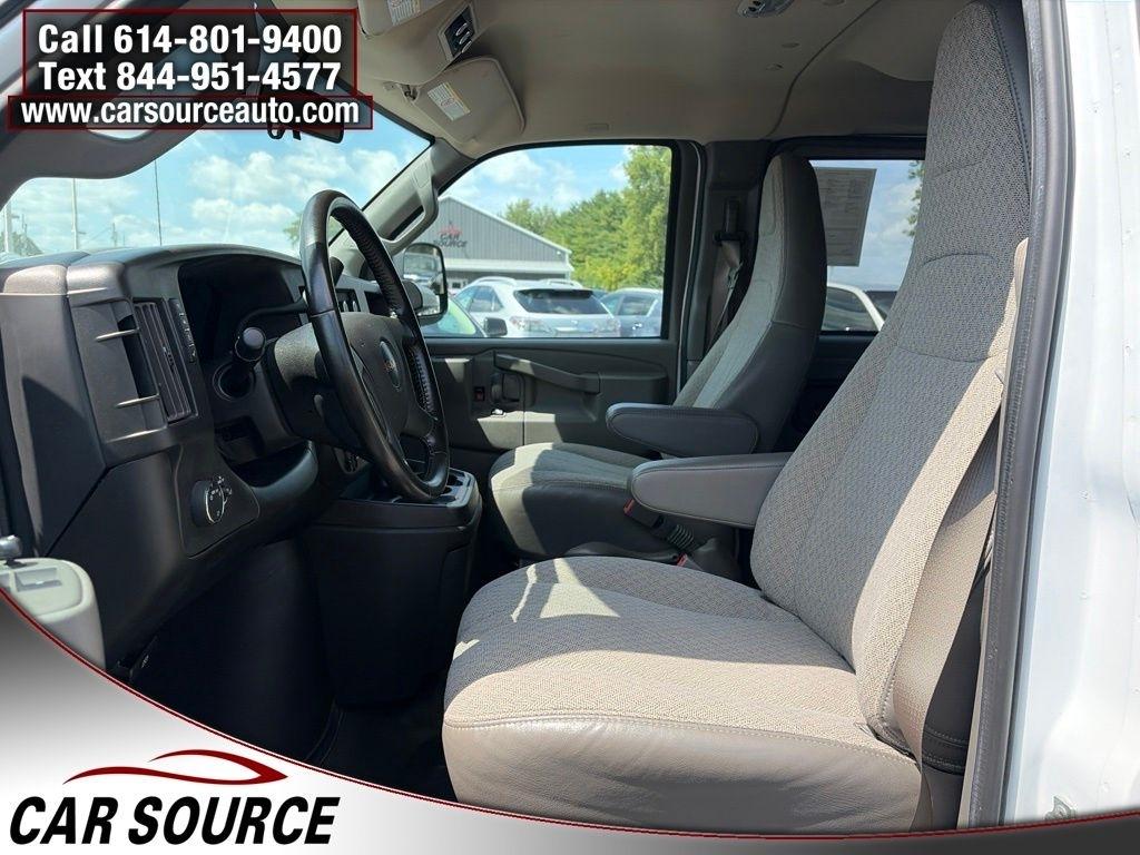 GMC Savana Passenger  2023