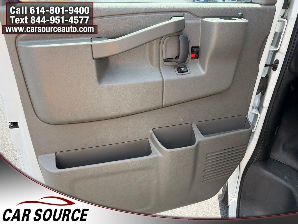 GMC Savana Passenger  2023
