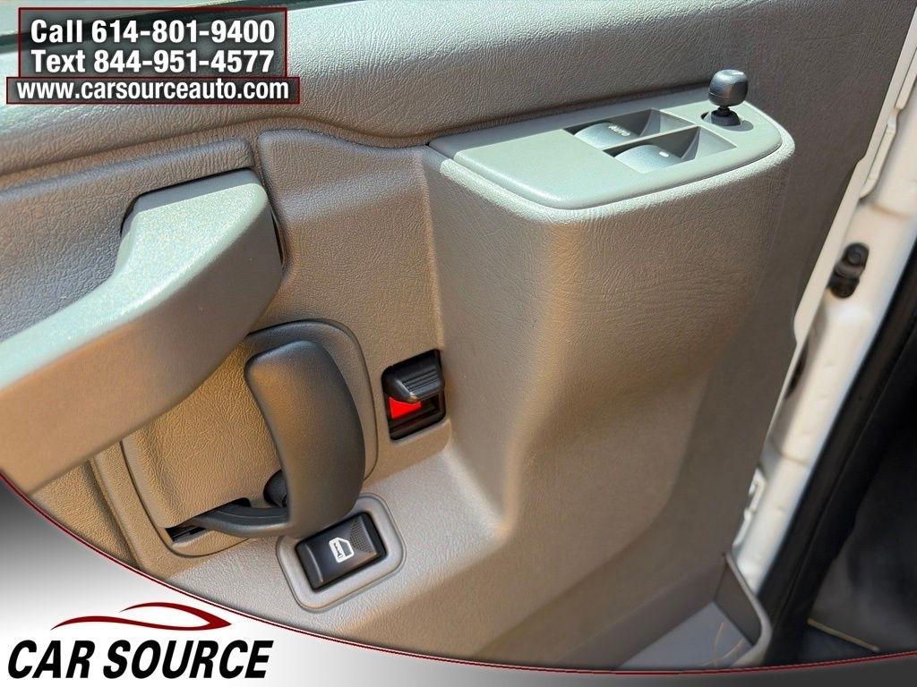 GMC Savana Passenger  2023