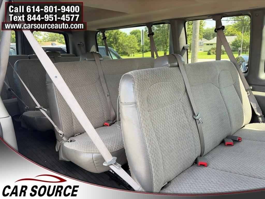 GMC Savana Passenger  2023