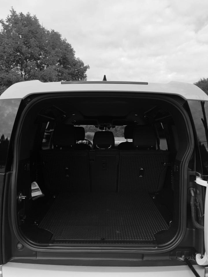 Land Rover Defender photo 8