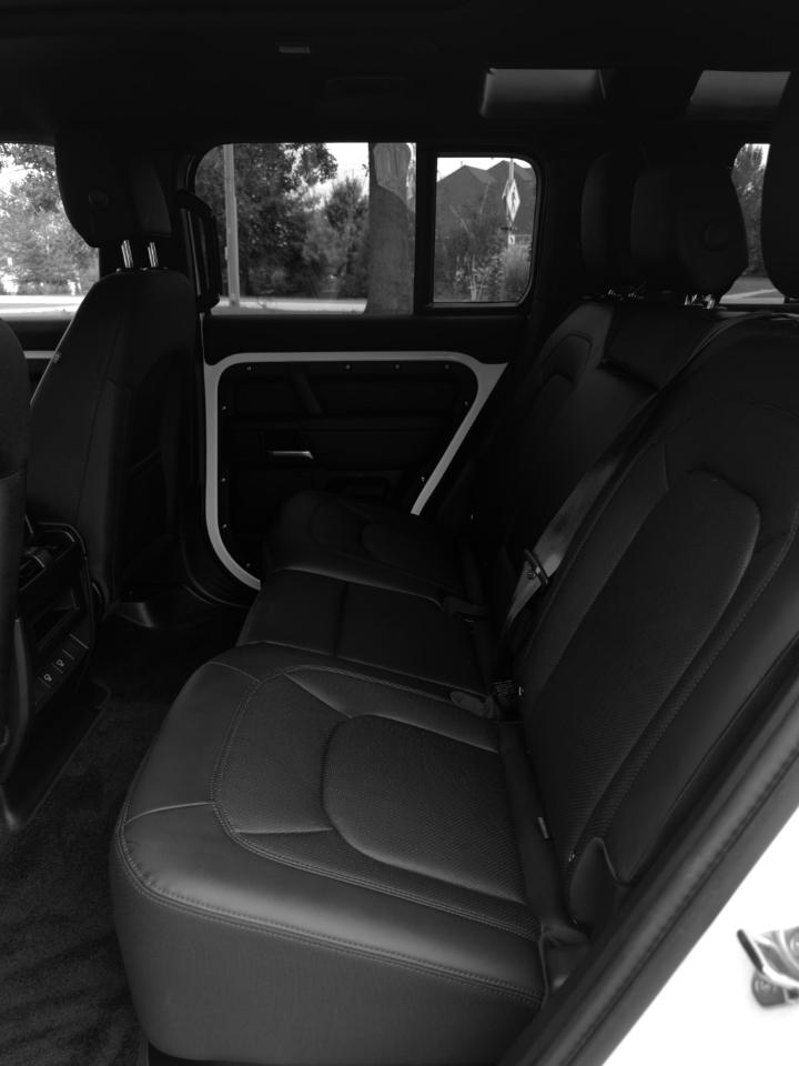 Land Rover Defender photo 10