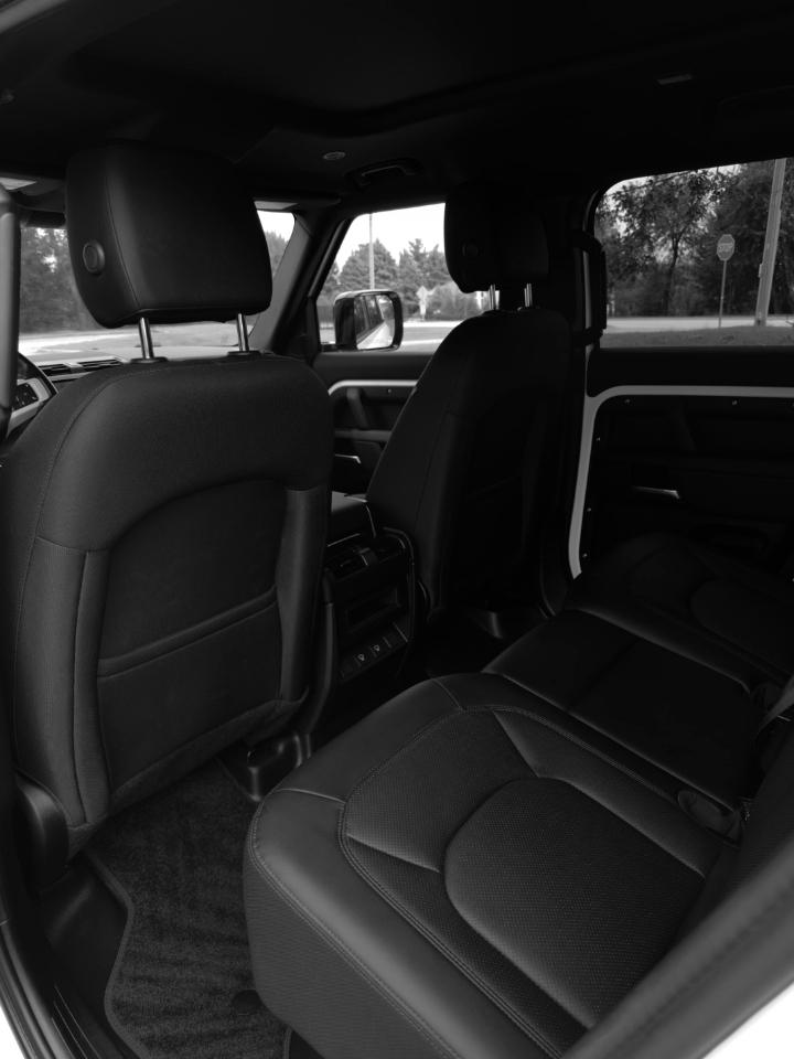 Land Rover Defender photo 11