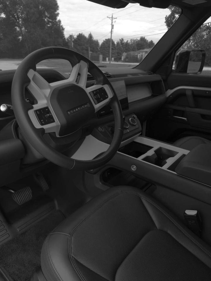 Land Rover Defender photo 13
