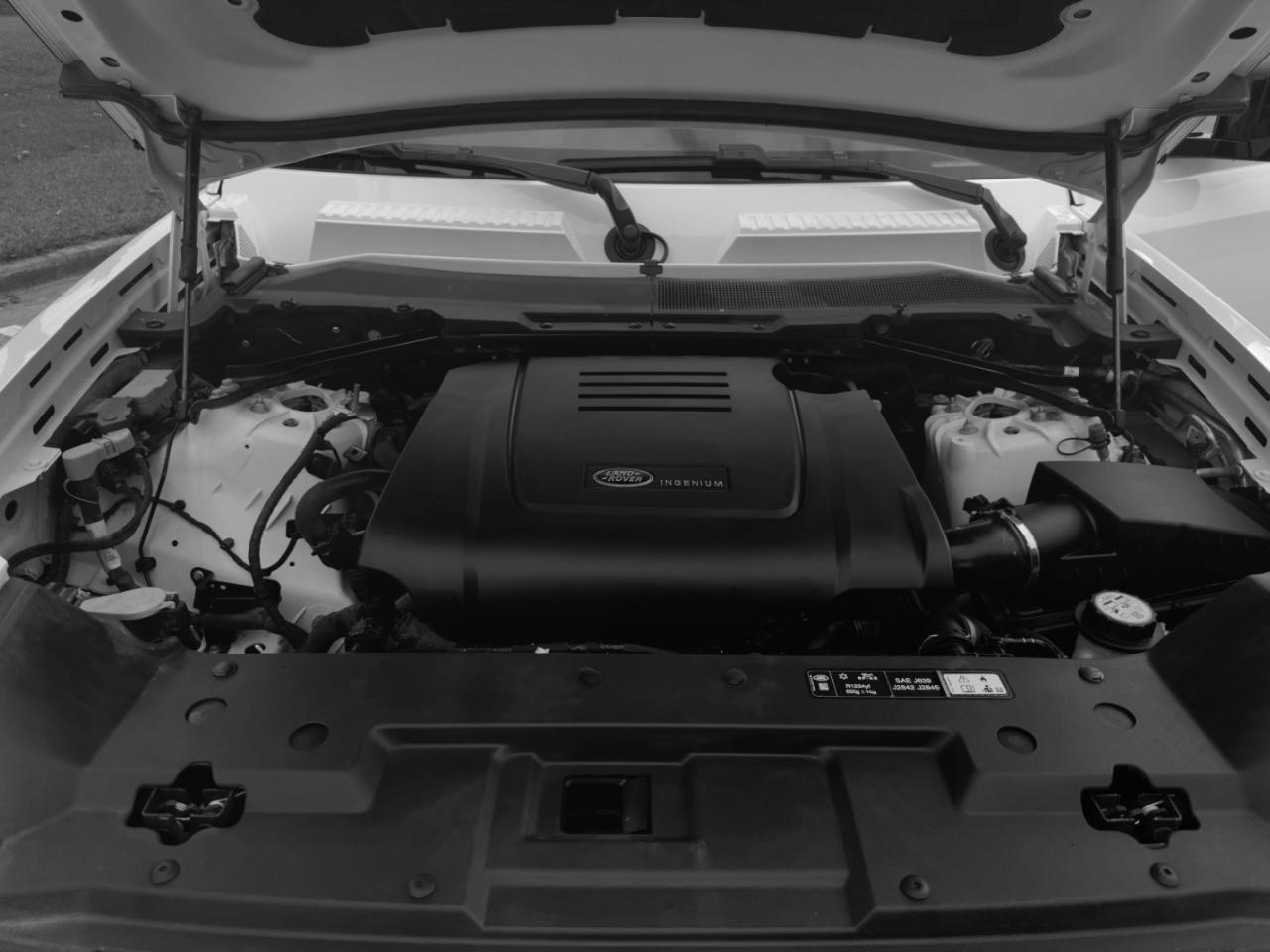 Land Rover Defender photo 14