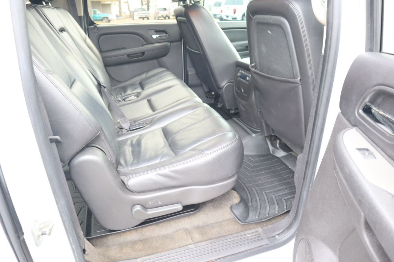 Chevrolet Suburban 4WD 4dr 1500 LT 2010