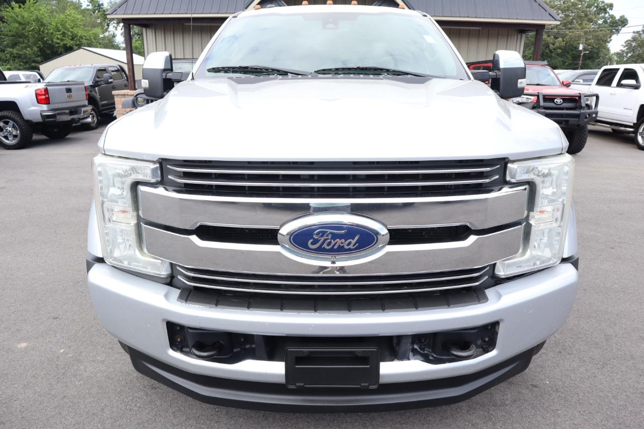 Ford Super Duty F-450 DRW Lariat 4WD Crew Cab 8' Box 2017